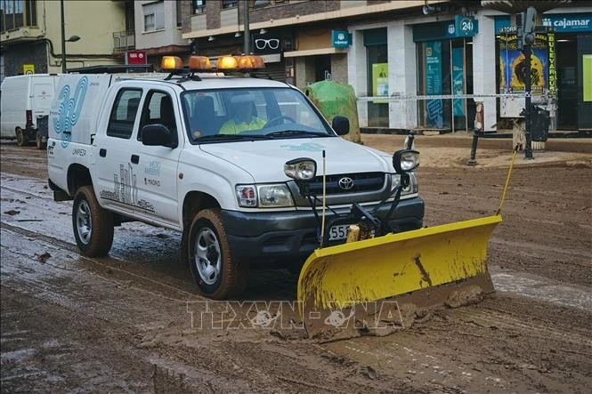 Người dân dọn dẹp bùn đất trên đường phố sau lũ quét ở Valencia, Tây Ban Nha ngày 1/11/2024. Ảnh: THX/TTXVN