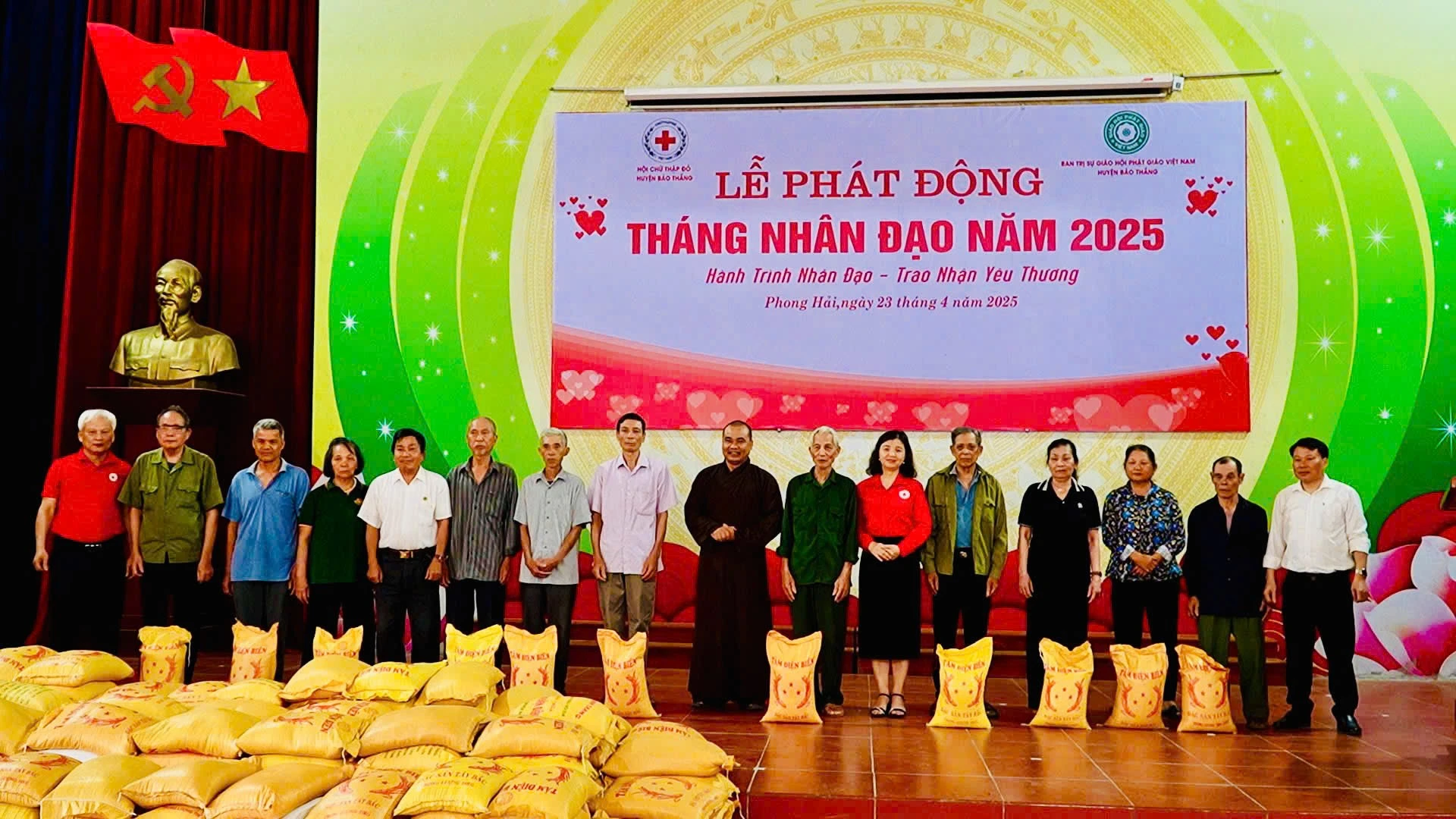 ban-tri-su-giqaos-hoi-phat-giao-vn-huyen-bao-thang-trao-tang-ngao-cho-ho-ngheo-tai-thi-tran-phong-hai.jpg