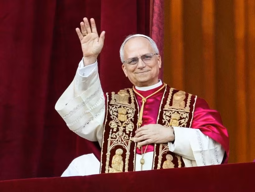 Tân Giáo hoàng Leo XIV ra mắt các tín đồ tại ban công chính của Vương cung thánh đường Thánh Peter, ngày 8/5/2025. (Ảnh: THX/TTXVN)