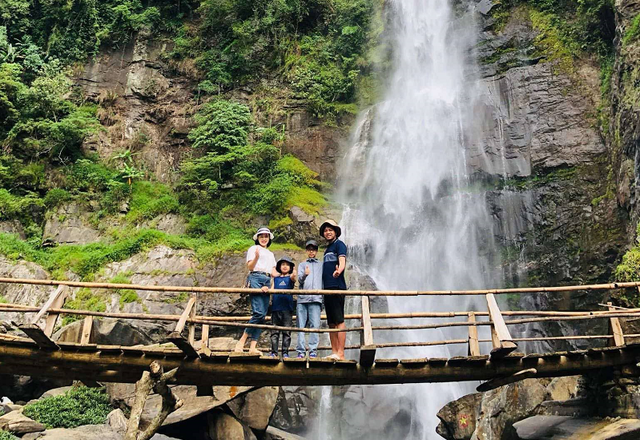 អ្នកទេសចរថតរូបនៅទឹកជ្រោះ Hang De Cho - សម្រស់ដ៏មានមោទនភាពនៅកណ្តាលភ្នំ និងព្រៃឈើ Tram Tau ។ រូបថត៖ Tuyet Nhung។ Du khách chụp ảnh tại Thác Háng Đề Chơ - mỹ nhân kiêu kỳ giữa núi rừng Trạm Tấu. Ảnh: Tuyết Nhung.