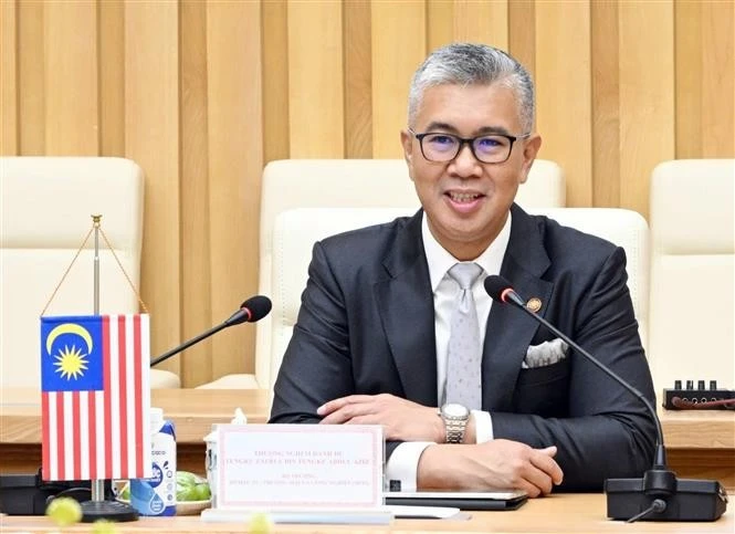 Bộ trưởng Malaysia Tengku Zafrul Aziz phát biểu tại một cuộc họp. Ảnh: TTXVN