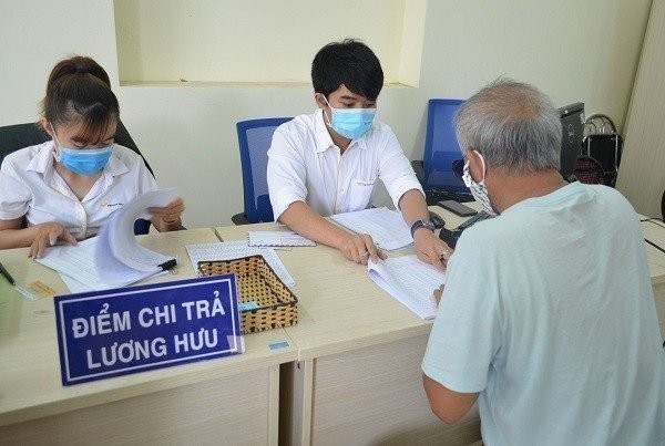 Chi trả lương hưu, trợ cấp cho người hưởng. Chi trả lương hưu, trợ cấp cho người hưởng.