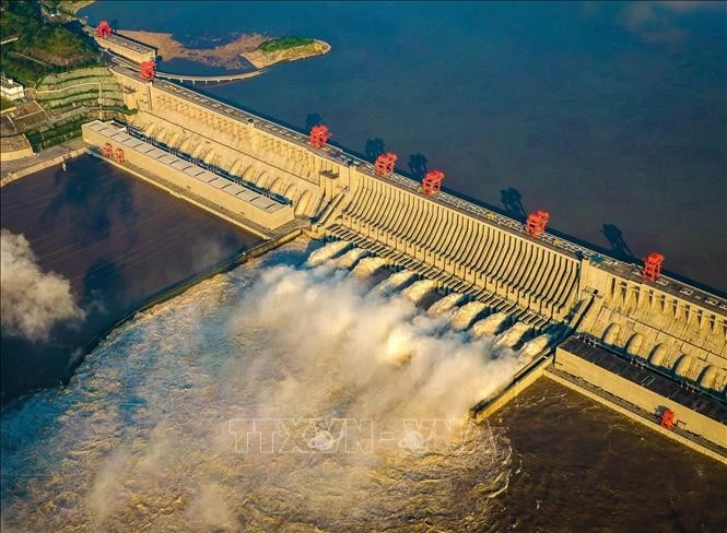 Đập Tam Hiệp ở tỉnh Hồ Bắc, miền Trung Trung Quốc mở cửa xả lũ năm 2020. Ảnh: THX/TTXVN