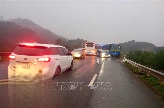 Hiện trường vụ tai nạn giao thông giữa 3 xe ô tô khiến 2 người bị thương tại km140+750 cao tốc Nội Bài - Lào Cai.