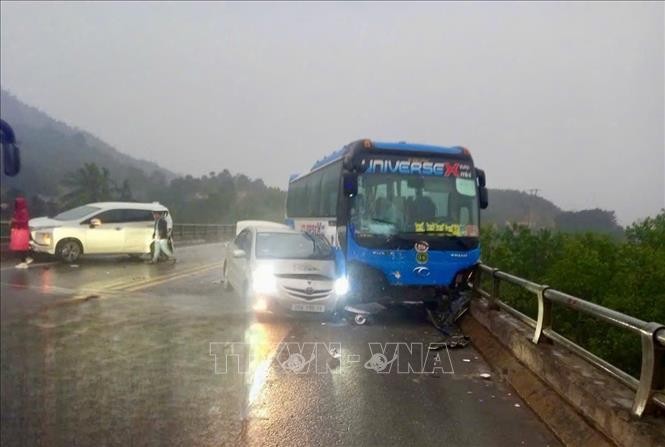 Hiện trường vụ tai nạn giao thông giữa 3 xe ô tô khiến 2 người bị thương tại km140+750 cao tốc Nội Bài - Lào Cai. Hiện trường vụ tai nạn giao thông giữa 3 xe ô tô khiến 2 người bị thương tại km140+750 cao tốc Nội Bài - Lào Cai.