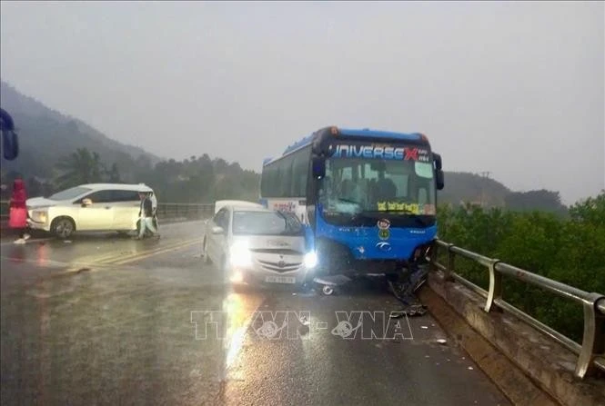 Hiện trường vụ tai nạn giao thông giữa 3 xe ô tô khiến 2 người bị thương tại km140+750 cao tốc Nội Bài - Lào Cai.