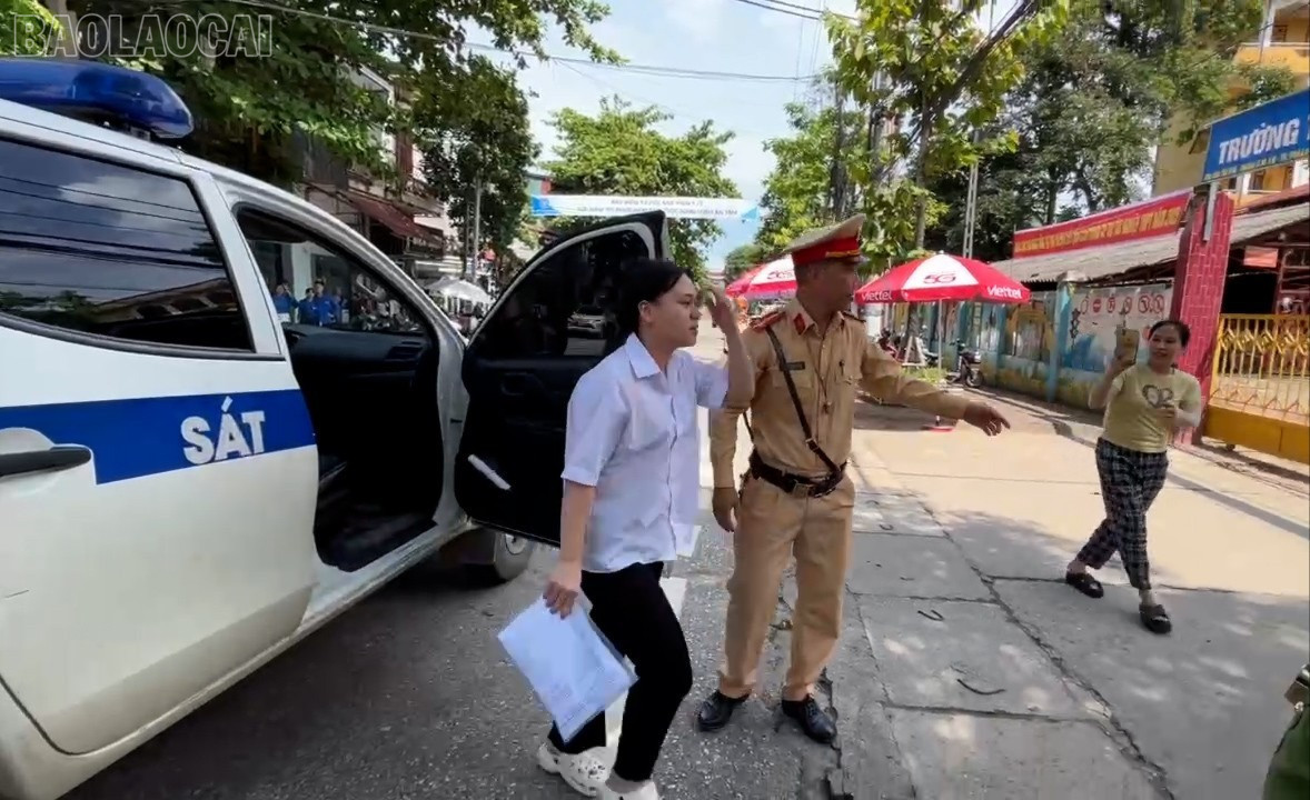 Lực lượng cảnh sát giao thông sử dụng xe chuyên dụng đưa thí sinh đến kịp giờ thi. Ảnh: Quỳnh Trang baolaocai-tl_em-l-duoc-dua-den-diem-thi-kip-thoi1-1005.jpg