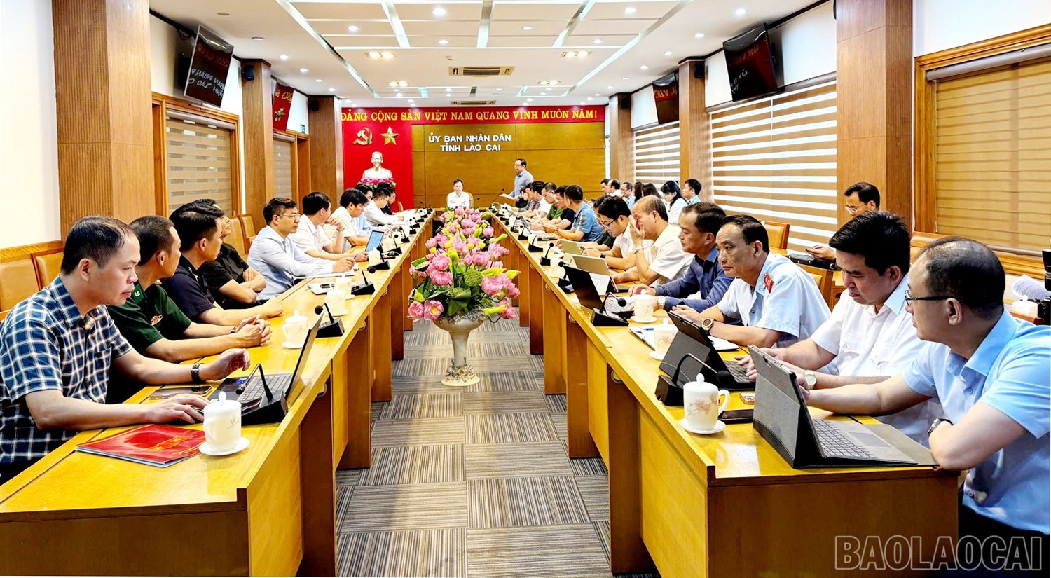 Quang cảnh hội nghị. buon-lau.jpg