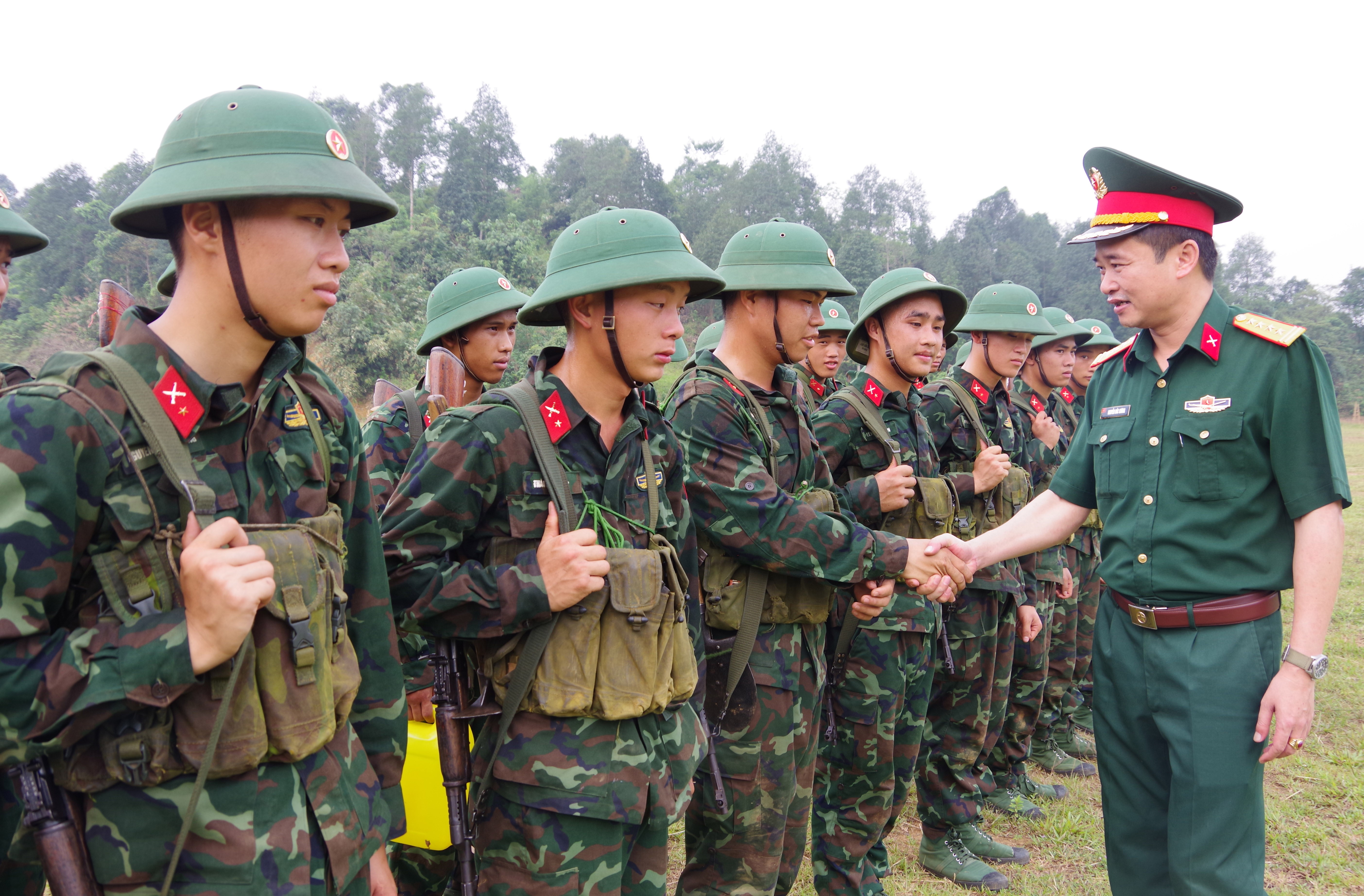 Đại tá Nguyễn Đức Cương, Phó Bí thư Thường trực Đảng ủy, Chính ủy Bộ CHQS tỉnh động viên các chiến sĩ mới tham gia kiểm tra “3 tiếng nổ”. cu1.jpg