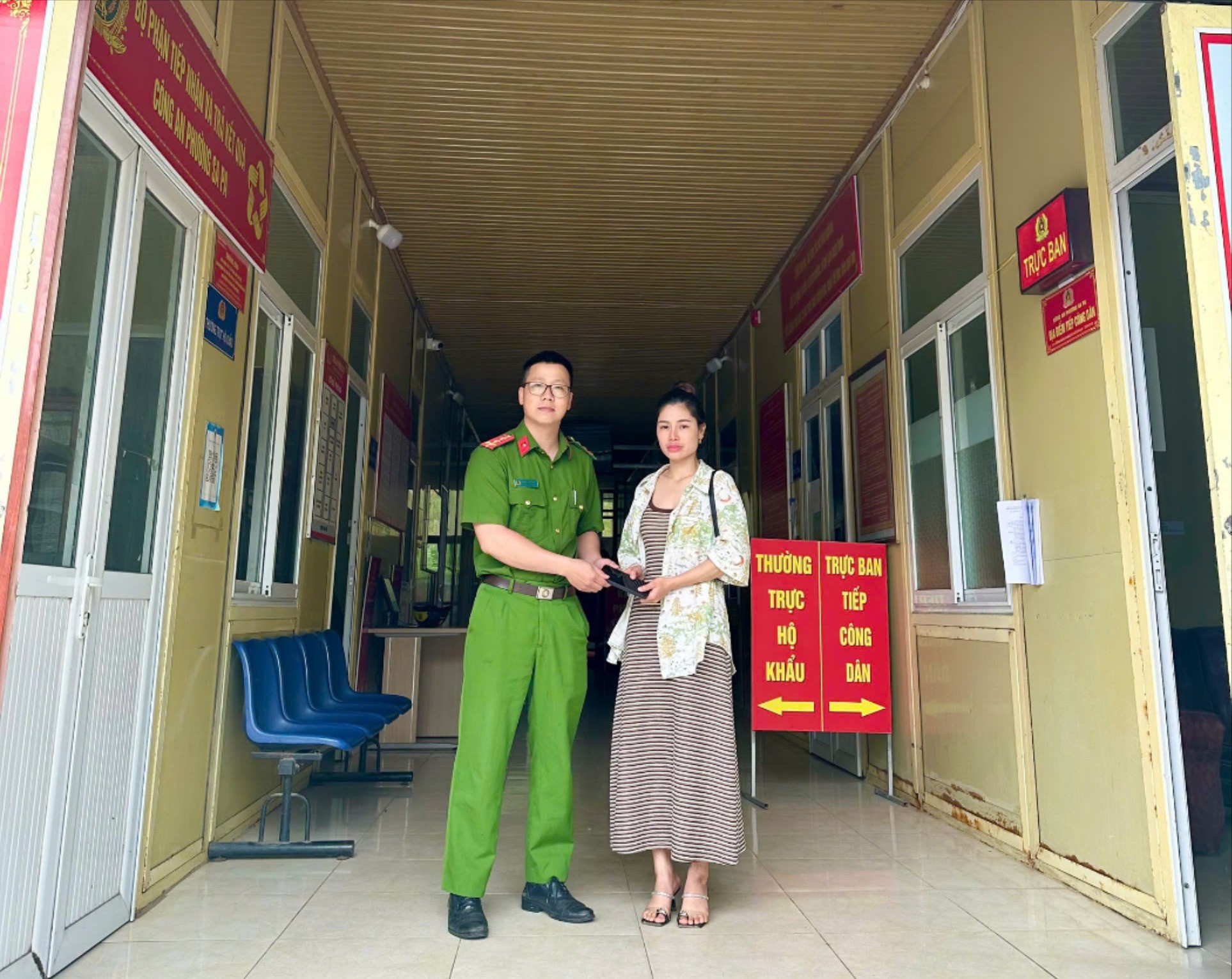 Cán bộ Công an phường Sa Pa bàn giao tài sản cho chị Su Thị Lan. z6558824752432-13b1248f86e89316711f0a92a609f8e9-7708.jpg