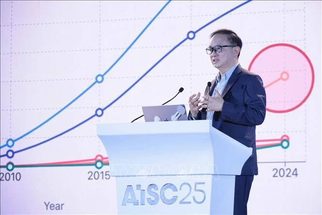 Ông Christopher Nguyễn, Giám đốc và Đồng sáng lập Aitomatic tham luận về “Cuộc cách mạng AI tại Silicon Valley – Khai phá tương lai của trí tuệ”. Ảnh: Hoàng Hiếu/TTXVN