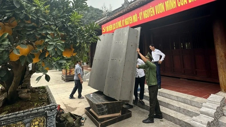 Đặt thử mô hình tác phẩm.