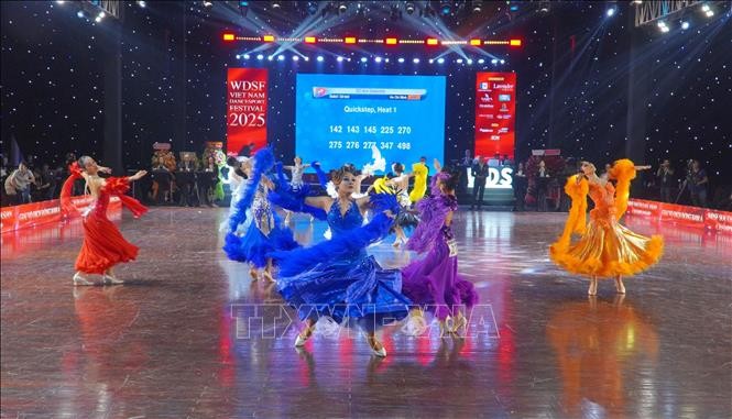 Phần đồng diễn của các vận động viên. Phần đồng diễn của các vận động viên.