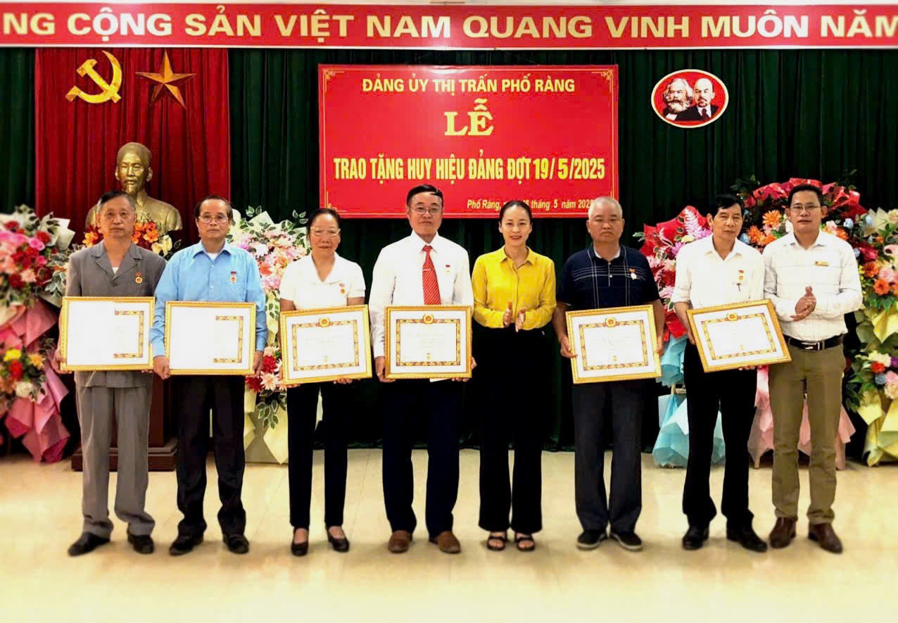 Đảng ủy thị trấn Phố Ràng tổ chức trao Huy hiệu Đảng cho các đảng viên. Đảng ủy thị trấn Phố Ràng tổ chức trao Huy hiệu Đảng cho các đảng viên.