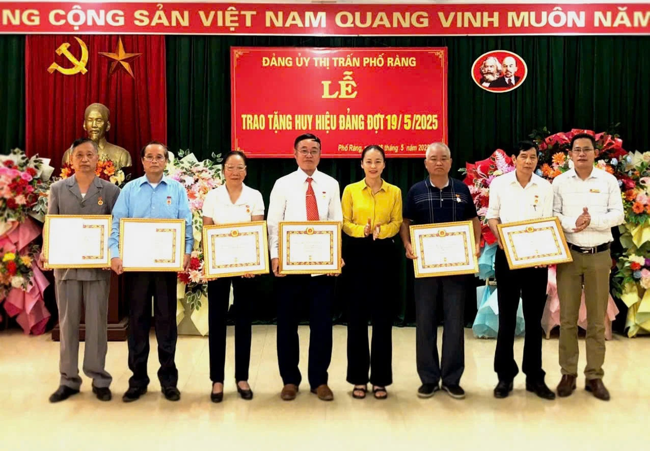 Đảng ủy thị trấn Phố Ràng tổ chức trao Huy hiệu Đảng cho các đảng viên.