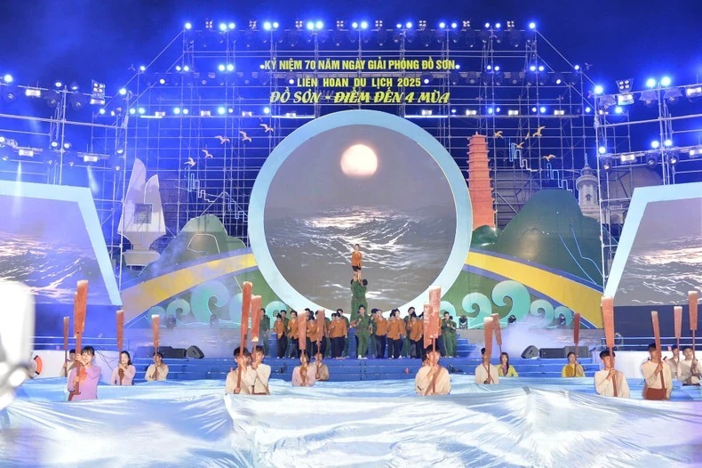 Chương trình nghệ thuật đặc sắc thu hút đông đảo khách du lịch.