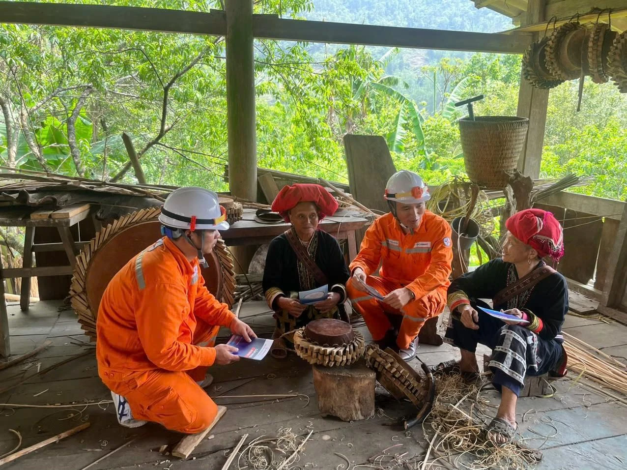 Tích cực tuyên truyền an toàn điện, tiết kiệm điện cho người dân.