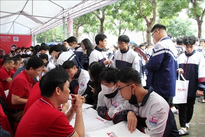 Học sinh tìm hiểu thông tin tuyển sinh, hướng nghiệp tại 70 gian tư vấn của các cơ sở đào tạo được tổ chức ngày 13/1/2024, tại Trường Đại học Vinh. Ảnh tư liệu: Văn Tý/TTXVN