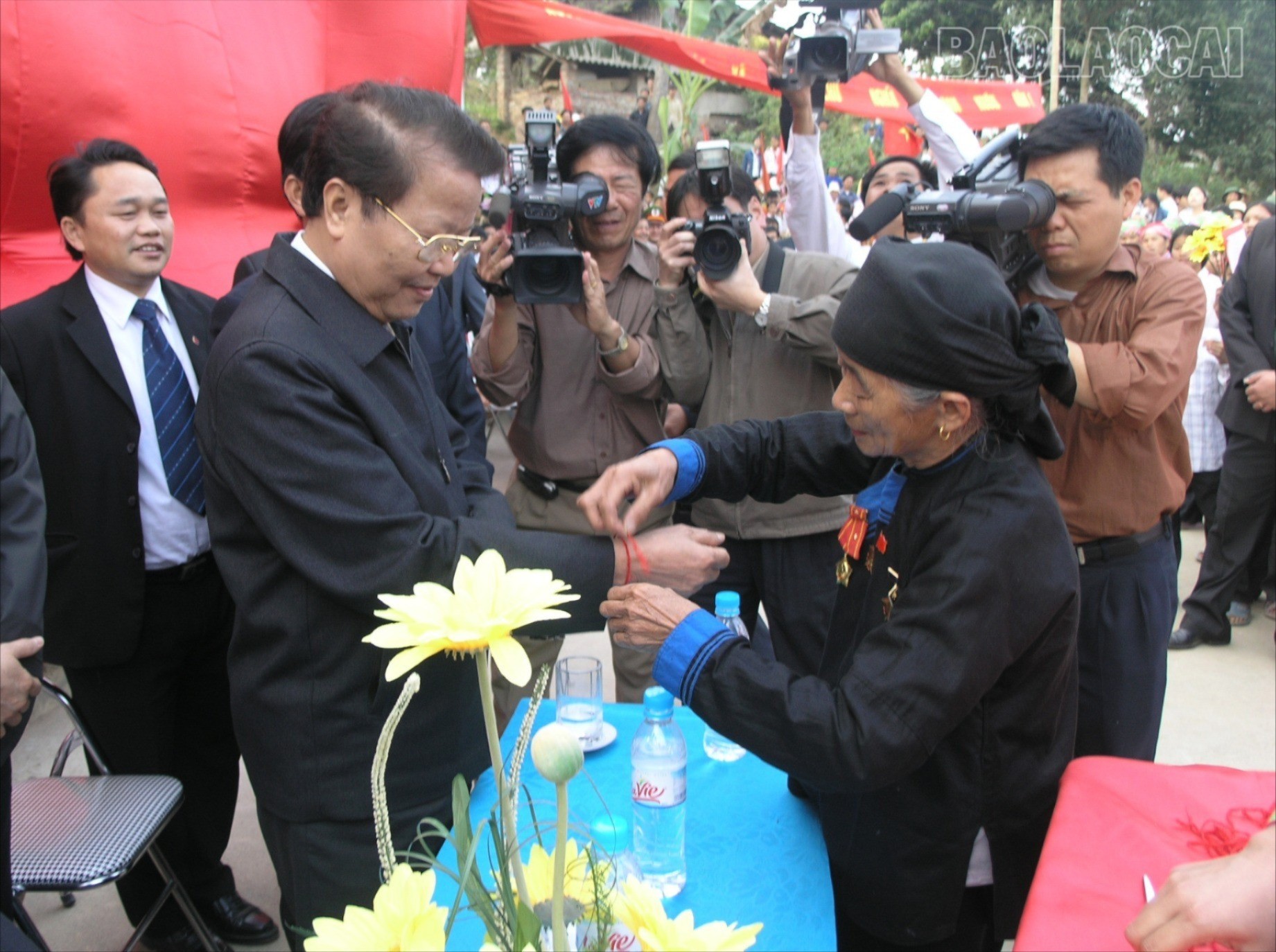 Đại diện bà con các dân tộc xã Quang Kim, huyện Bát Xát trân trọng buộc chỉ cổ tay Chủ tịch nước Trần Đức Lương theo phong tục đón khách quý đặc biệt tới thăm. nhan-dan-quang-kim-buot-chi-co-tay-theo-phong-tuc-dep-cho-chu-tich-nuoc-3808-9000.jpg