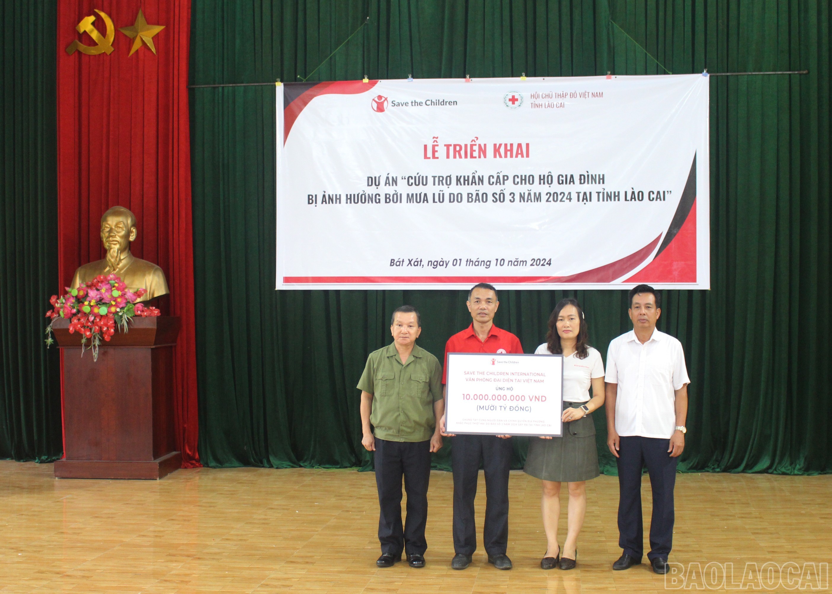 Tổ chức Cứu trợ trẻ em (Save the Children) trao kinh phí 10 tỷ đồng hỗ trợ khẩn cấp các gia đình bị ảnh hưởng bởi thiên tai tỉnh Lào Cai. Ảnh: Hữu Huỳnh bx-3-1926.jpg