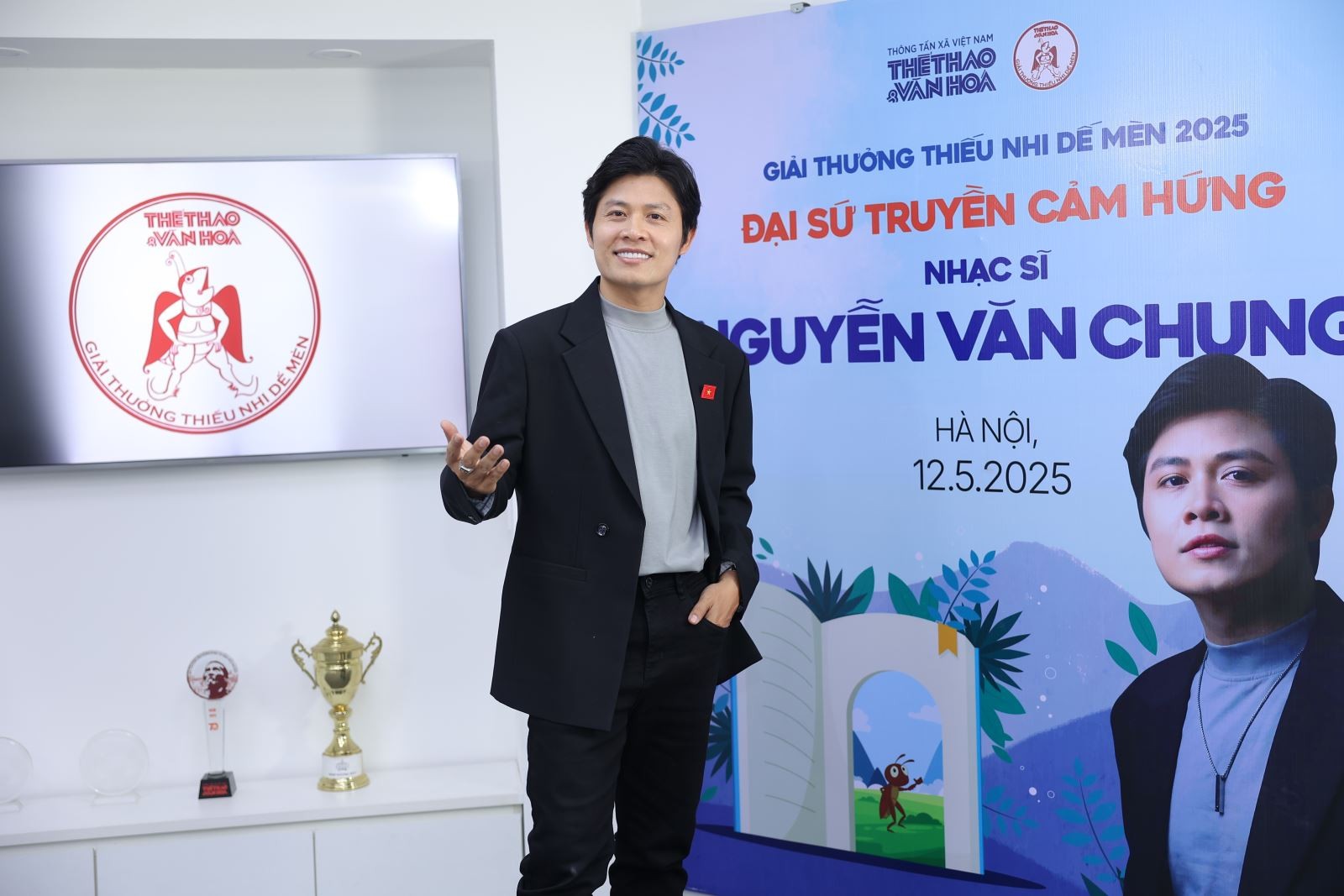 តន្ត្រីករ Nguyen Van Chung គឺជាឯកអគ្គរដ្ឋទូតបំផុសគំនិតនៃពានរង្វាន់ De Men Children's Awards លើកទី 6 ឆ្នាំ 2025។ Nhạc sĩ Nguyễn Văn Chung là Đại sứ Truyền cảm hứng của Giải thưởng Thiếu nhi Dế Mèn lần thứ 6-2025.