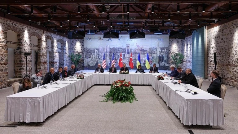 Trong bức ảnh do Bộ Ngoại giao Thổ Nhĩ Kỳ cung cấp, các đại biểu Ukraine, Mỹ và Liên bang Nga gặp nhau để tiến hành đàm phán hòa bình giữa Kiev và Moskv tại văn phòng Tổng thống Thổ Nhĩ Kỳ trong Cung điện Dolmabahce vào ngày 16/5/2025, tại Istanbul, Thổ Nhĩ Kỳ. Ảnh: Bộ Ngoại giao Thổ Nhĩ Kỳ/Getty Images.