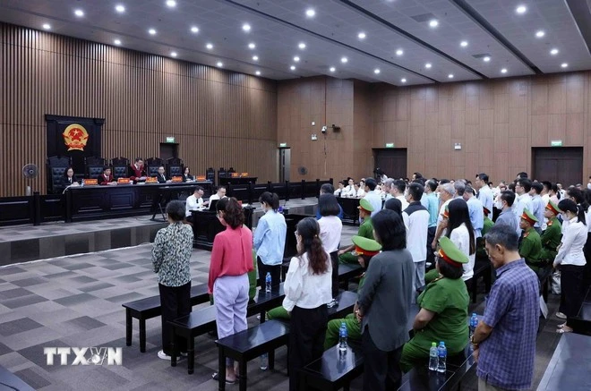 Các bị cáo tại phiên xét xử sơ thẩm vụ án xảy ra tại Tập đoàn FLC. (Ảnh: Phạm Kiên/TTXVN)