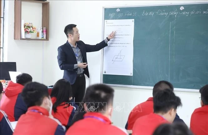 Thông qua đề nghị xây dựng Nghị quyết thí điểm tuyển người có trình độ cao đẳng dạy một số môn học phổ thông. Ảnh minh họa: Anh Tuấn/TTXVN