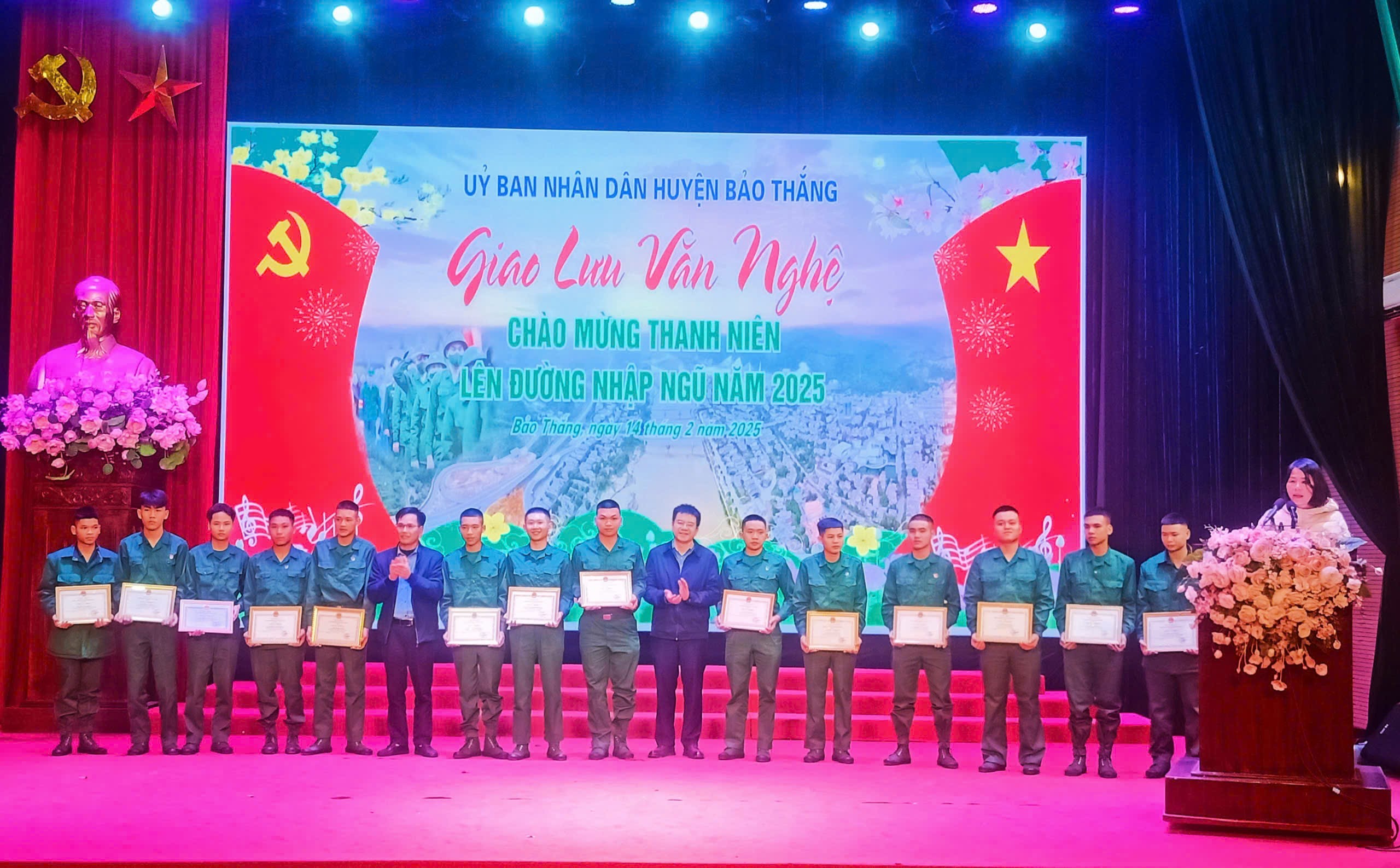 Tặng Giấy khen cho các thanh niên viết đơn tình nguyện lên đường nhập ngũ. dong-chi-pho-chu-tich-ubnd-huyen-tang-giay-khen-cho-cac-thanh-nien-viet-don-tinh-nguyen-len-duong-nhap-ngu.jpg
