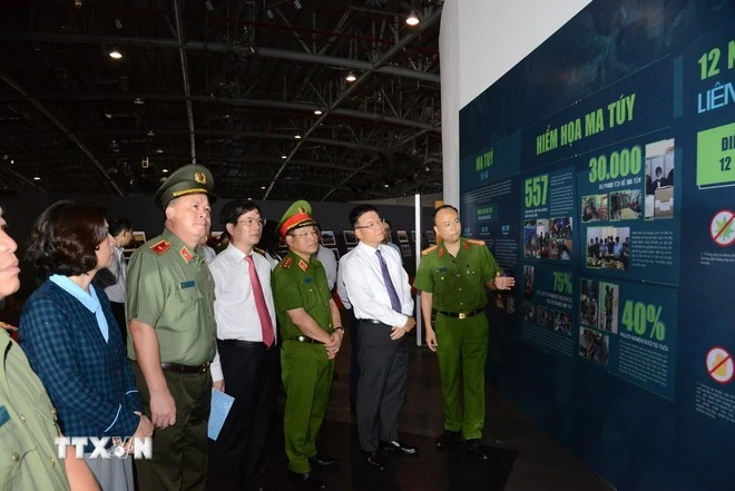Phó Thủ tướng Chính phủ Lê Thành Long và các đại biểu tham quan khu triển lãm về hoạt động đấu tranh, phòng chống ma túy.