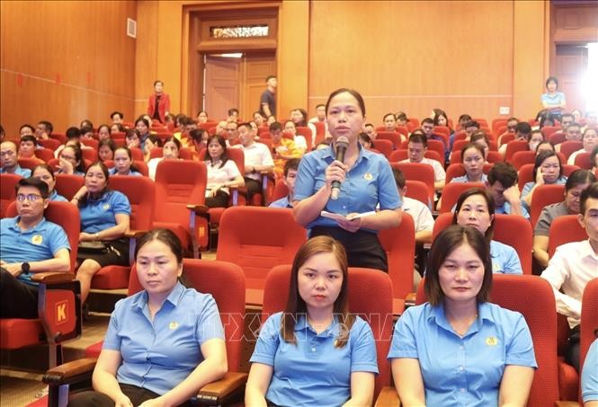 Đại diện công đoàn tham gia các cuộc đối thoại với cấp ủy, chính quyền và người sử dụng lao động. Đại diện công đoàn tham gia các cuộc đối thoại với cấp ủy, chính quyền và người sử dụng lao động.