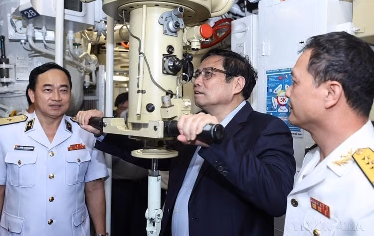 Thủ tướng Phạm Minh Chính thăm Lữ đoàn tàu ngầm 189 tại Cam Ranh (Khánh Hoà), chiều 12/3/2022.