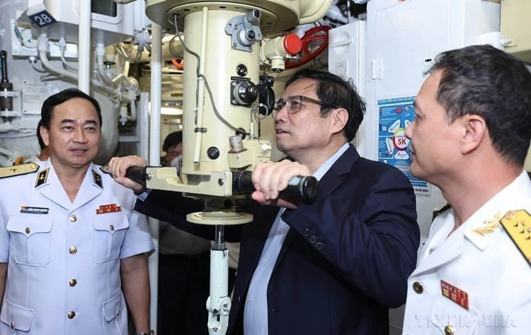 Thủ tướng Phạm Minh Chính thăm Lữ đoàn tàu ngầm 189 tại Cam Ranh (Khánh Hoà), chiều 12/3/2022.