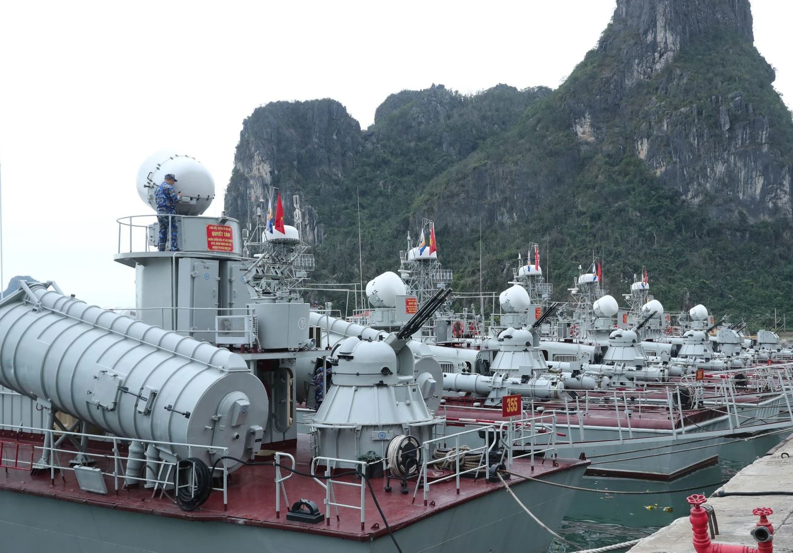 Các biên đội tàu của Lữ đoàn 170 (Vùng 1 Hải quân) trực tại bến sẵn sàng lên đường làm nhiệm vụ.