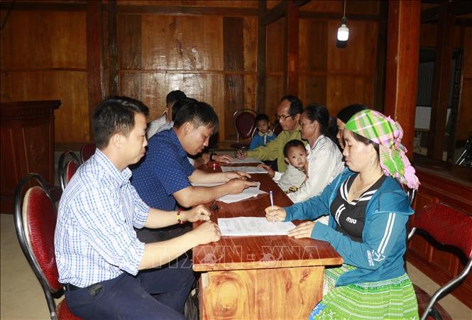 Nhân dân thôn Khe Lóng 3, xã Mỏ Vàng, huyện Văn Yên đến khu vực lấy ý kiến về Đề án sắp xếp đơn vị hành chính cấp tỉnh giữa Yên Bái và Lào Cai và Đề án sắp xếp đơn vị hành chính cấp xã trên địa bàn. Nhân dân thôn Khe Lóng 3, xã Mỏ Vàng, huyện Văn Yên đến khu vực lấy ý kiến về Đề án sắp xếp đơn vị hành chính cấp tỉnh giữa Yên Bái và Lào Cai và Đề án sắp xếp đơn vị hành chính cấp xã trên địa bàn.
