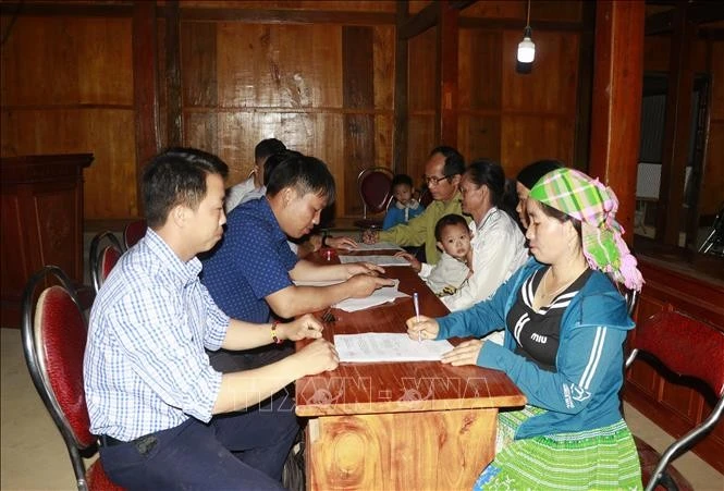 Nhân dân thôn Khe Lóng 3, xã Mỏ Vàng, huyện Văn Yên đến khu vực lấy ý kiến về Đề án sắp xếp đơn vị hành chính cấp tỉnh giữa Yên Bái và Lào Cai và Đề án sắp xếp đơn vị hành chính cấp xã trên địa bàn.