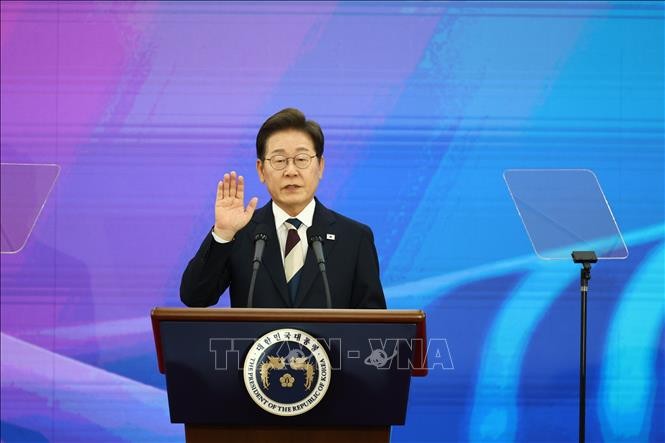 Ông Lee Jae Myung tuyên thệ nhậm chức Tổng thống Hàn Quốc tại Quốc hội ở Seoul ngày 4/6/2025. Ảnh: THX/TTXVN Ông Lee Jae Myung tuyên thệ nhậm chức Tổng thống Hàn Quốc tại Quốc hội ở Seoul ngày 4/6/2025. Ảnh: THX/TTXVN