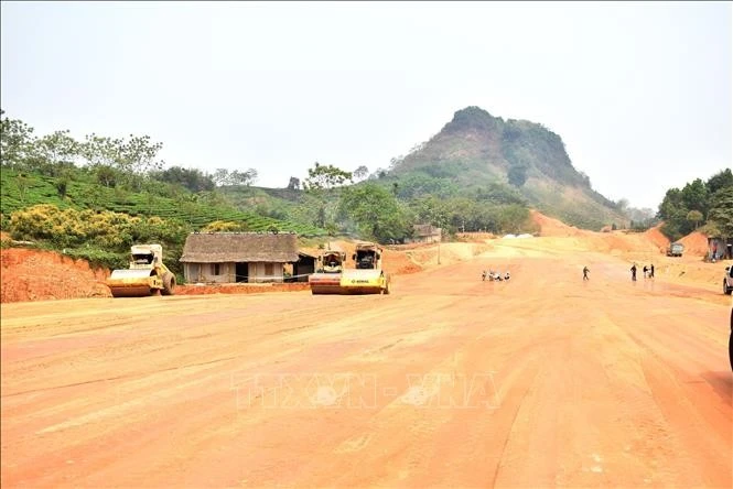 Dự án cao tốc Tuyên Quang - Hà Giang (giai đoạn 1) đoạn qua xã Minh Dân, huyện Hàm Yên đang được các đơn vị huy động tối đa nhân lực, máy móc thi công. Ảnh: Hoàng Hải/TTXVN