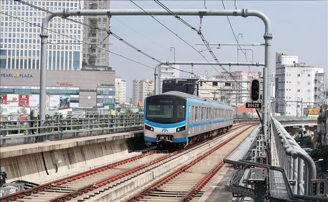 Tàu chạy trên tuyến metro Bến Thành - Suối Tiên. Ảnh: Quốc Khánh/TTXVN