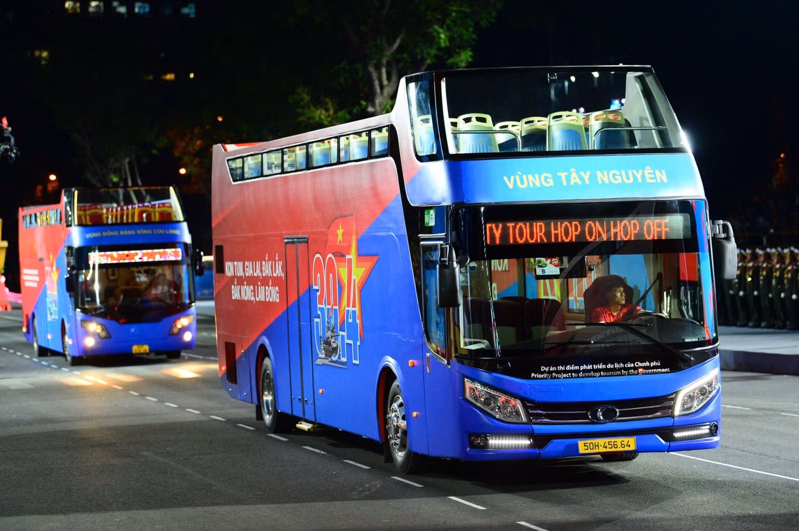 Các bà Mẹ Việt Nam Anh hùng, Anh hùng Lực lượng vũ trang... sẽ ngồi xe buýt hai tầng trong lễ diễu hành kỷ niệm 50 Ngày Giải phóng miền Nam, thống nhất đất nước vào sáng ngày 30/4.