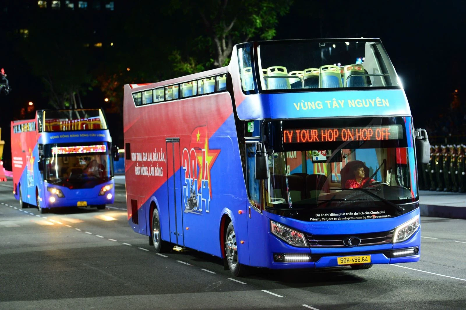 Các bà Mẹ Việt Nam Anh hùng, Anh hùng Lực lượng vũ trang... sẽ ngồi xe buýt hai tầng trong lễ diễu hành kỷ niệm 50 Ngày Giải phóng miền Nam, thống nhất đất nước vào sáng ngày 30/4.