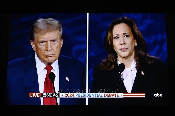 Phó Tổng thống Mỹ Kamala Harris (phải) và cựu Tổng thống Donald Trump trong cuộc tranh luận trực tiếp ở Philadelphia, Mỹ, ngày 10/9/2024. Ảnh: THX/TTXVN bau-cu-my-271024-5275-4842.jpg