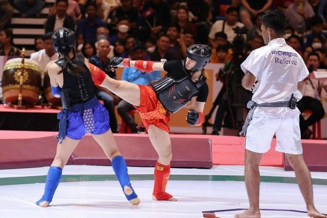 Nguyễn Thị Thanh Tiền (trang phục đỏ) đạt được nhiều thành tích cao ở các đấu trường.