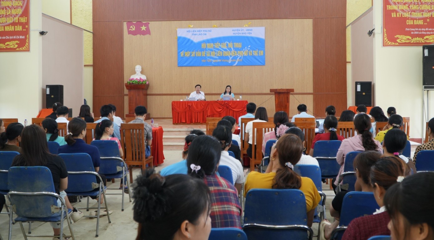 Quang cảnh hội nghị tiếp xúc, đối thoại. quang-canh-hoi-nghi-tiep-xuc-doi-thoai-voi-can-bo-hoi-vien-phu-nu.jpg