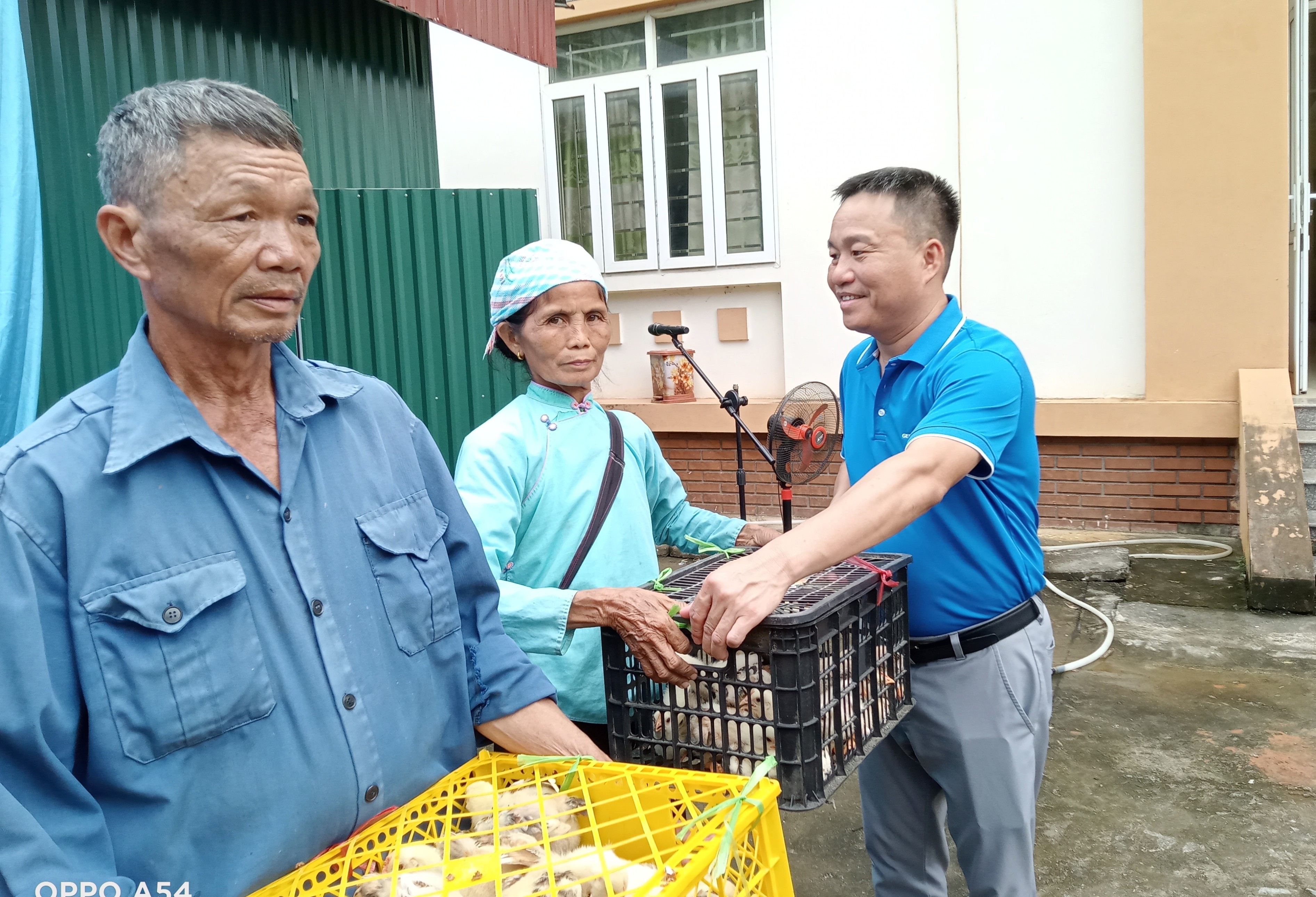 Trao con giống cho người dân. img-20241019-122924-6275.jpg