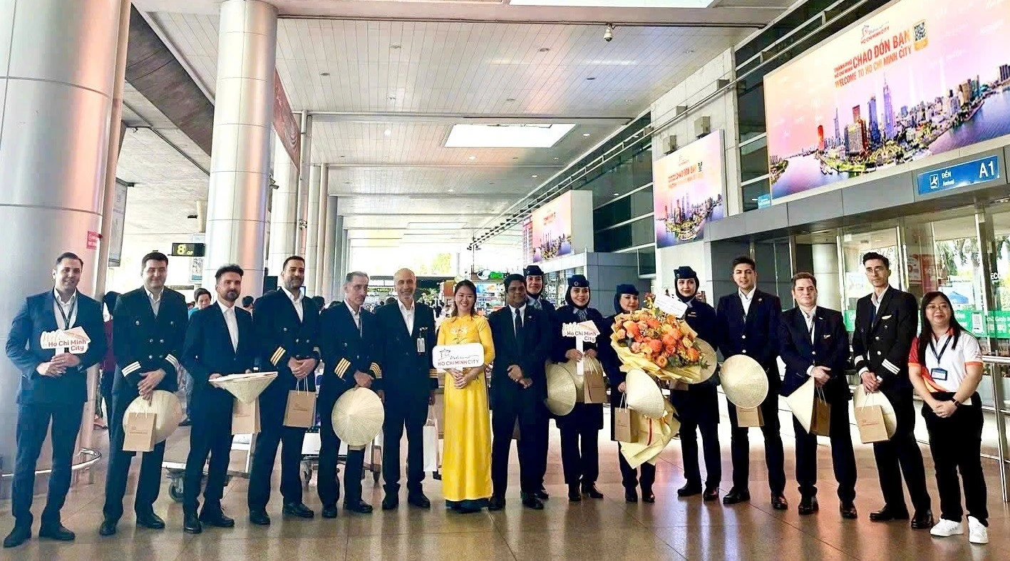 Đại diện Sở Du lịch TP Hồ Chí Minh đón đoàn khách Iran tại sân bay Tân Sơn Nhất. Ảnh: Sở Du lịch TP Hồ Chí Minh cung cấp