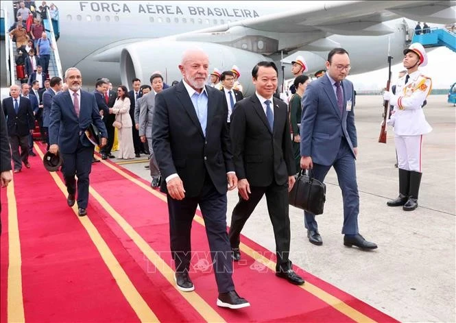 Tổng thống Brazil Luiz Inácio Lula da Silva tới Hà Nội, bắt đầu thăm cấp Nhà nước đến Việt Nam. Ảnh: Phạm Kiên/TTXVN