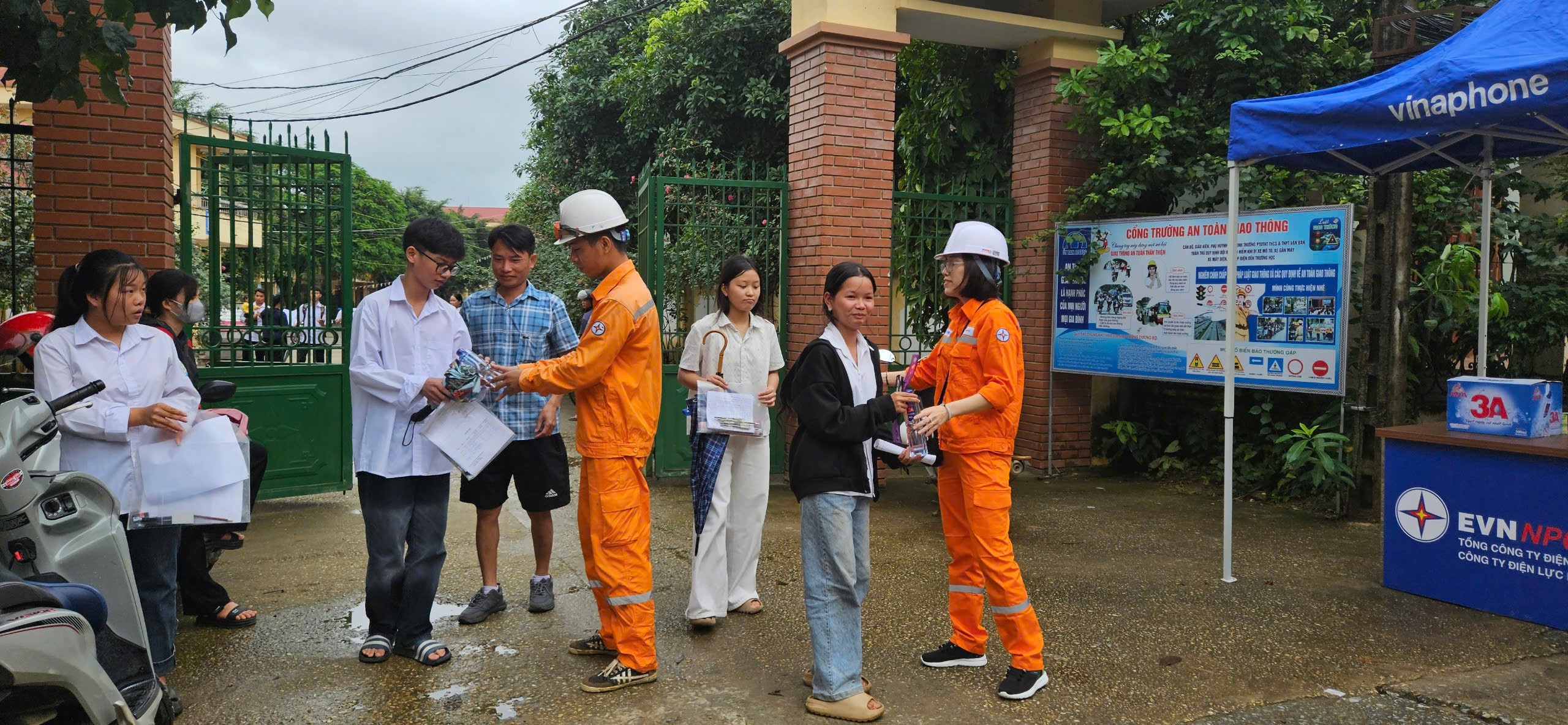 Phát nước uống cho học sinh sau khi thi xong môn Ngữ Văn sáng ngày 4/6. phat-nuoc-cho-cac-chau-hoc-sinh-sau-khi-thi-xong-mon-ngu-van-sang-ngay-46-6.jpg