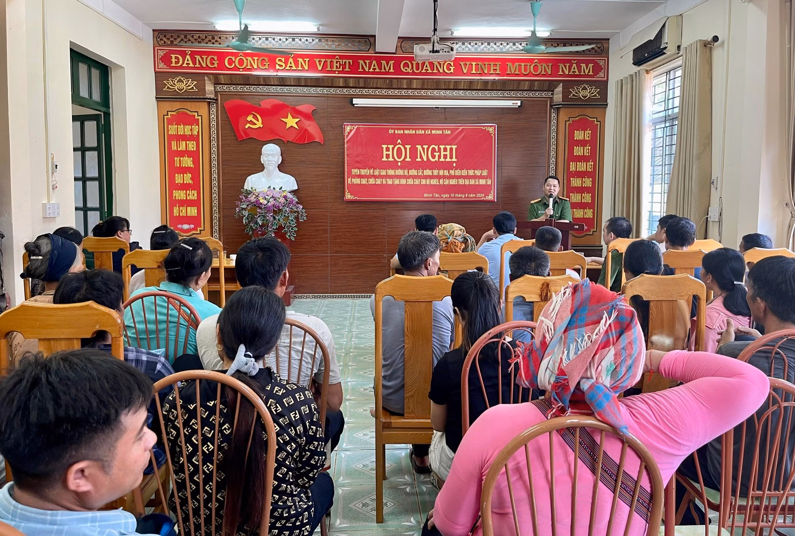 Lãnh đạo Công an huyện Bảo Yên tuyên truyền Luật giao thông, Luật Phòng cháy, chữa cháy.jpg