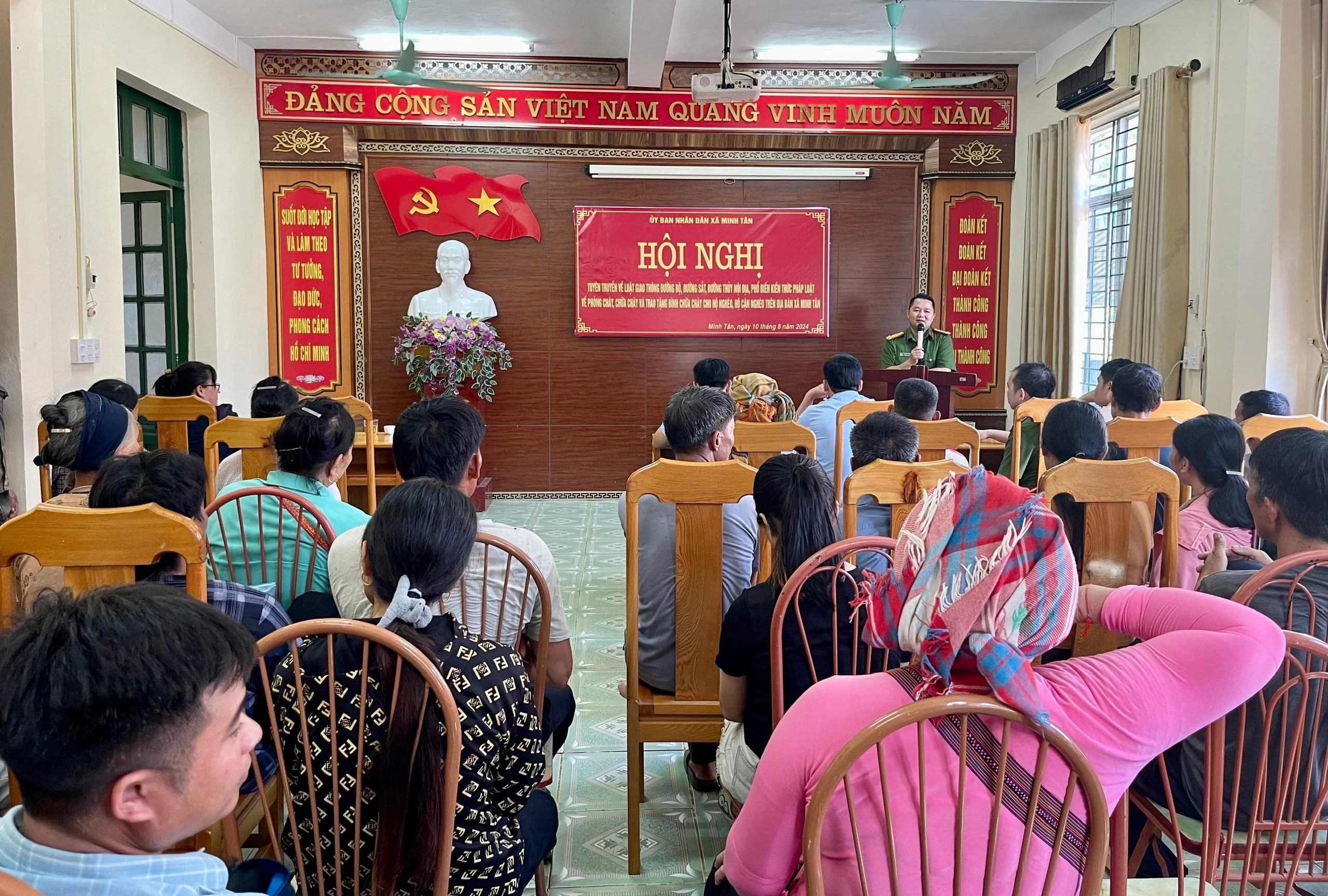 Lãnh đạo Công an huyện Bảo Yên tuyên truyền Luật giao thông, Luật Phòng cháy, chữa cháy.jpg